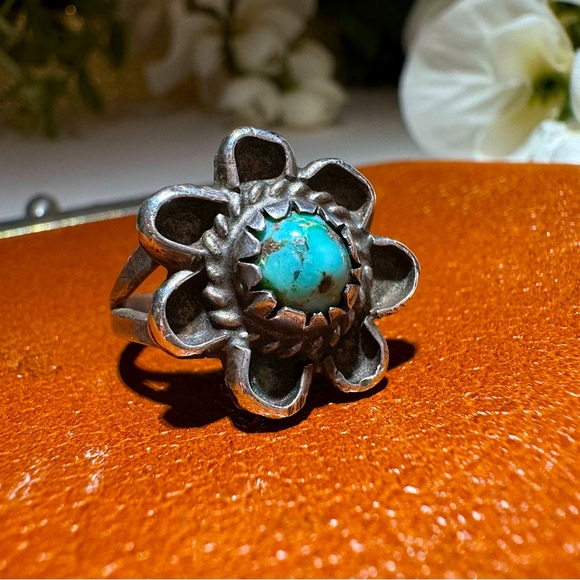 Vintage 925 Genuine Turquoise Flower Ring. Handmade Ring with beautiful design - Picture 4 of 16